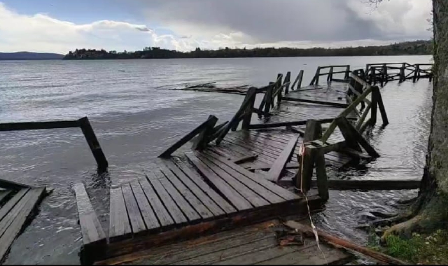 Il pontile di Gavirate fatto a pezzi dal maltempo (foto Matteo Canevari, Blitz)