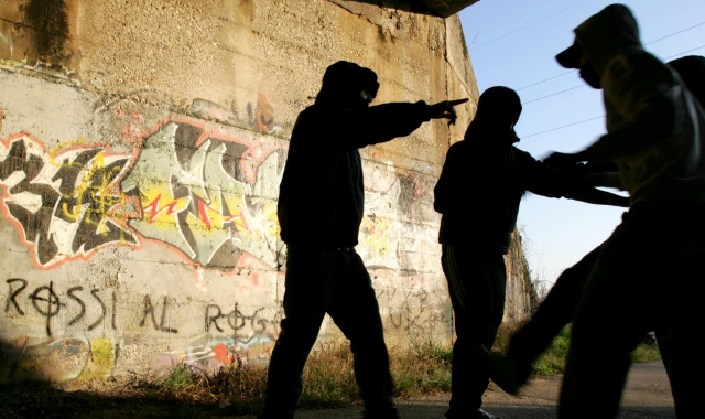 Busto: calci, pugni e una sassata per 2 euro