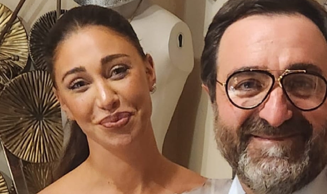 Belen con il titolare del ristorante in cui ha pranzato con l’amica (Foto Instagram)