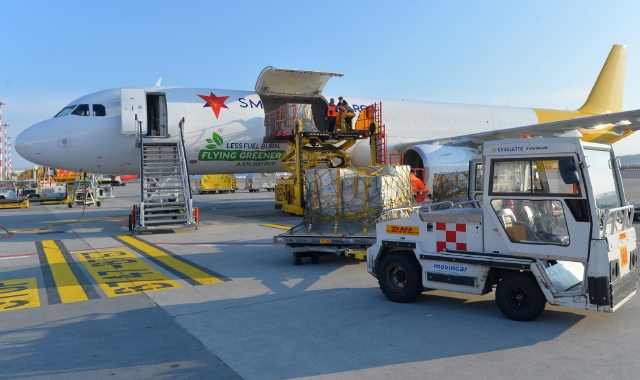 Un aereo cargo Dhl (foto Archivio)