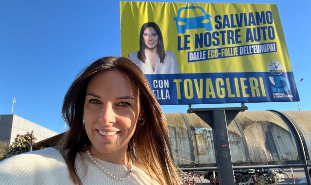 Manifesti stradali contro lo stop ai motori a benzina e diesel