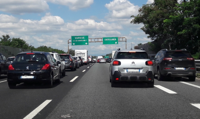 Malore sulla A8, si ferma sulla corsia di sorpasso: salvata