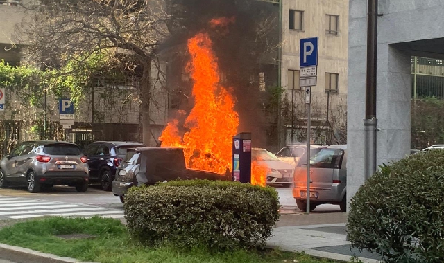 Due auto in fiamme, paura a Gallarate