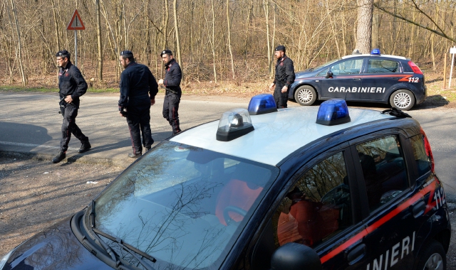 Carabinieri a Pianbosco (foto Domenico Ghiotto - Agenzia Blitz)