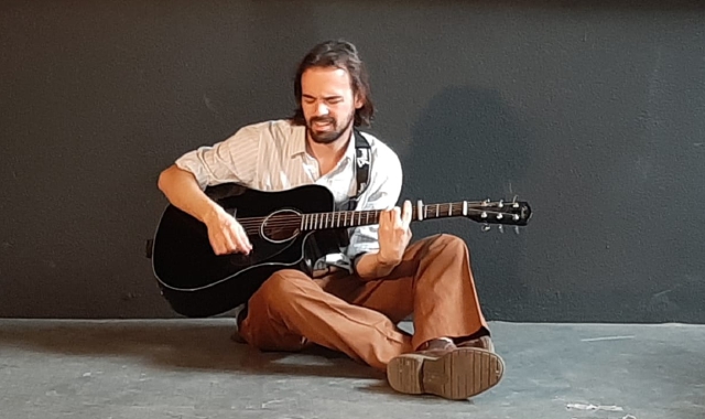 Filippo Rovati sul palco durante le prove di “Luigi, il viaggio di Tenco” (Red.)