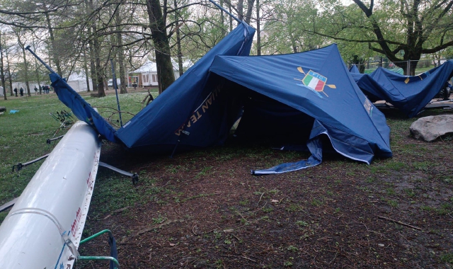 Raffiche alla Schiranna: gazebo giù, slitta l’apertura del campo di gara