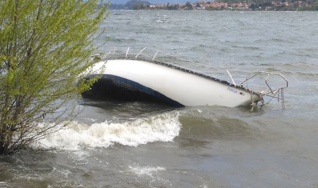 Cabinato si ribalta sulla spiaggia a Meina
