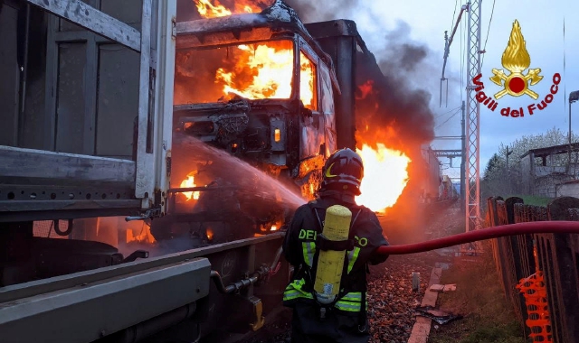 Un vigile del fuoco impegnato nello spegnimento dell’incendio
