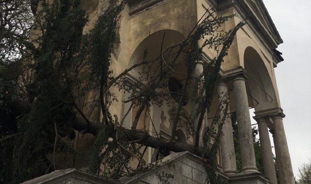 Sacro Monte, albero cade sull’undicesima cappella