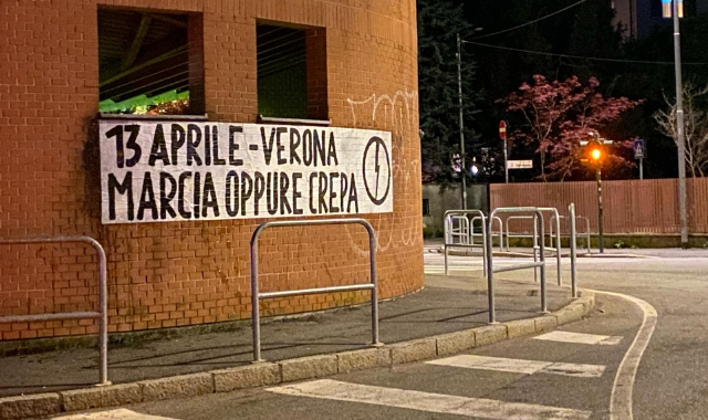 Varese, striscione sul muro dell’asilo