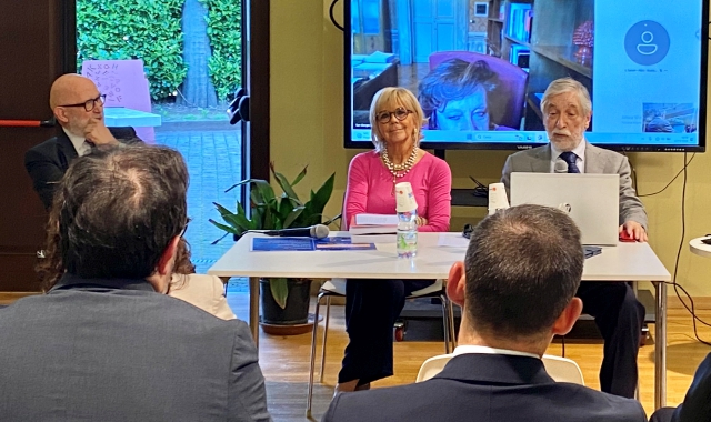 La presentazione del libro alla biblioteca comunale