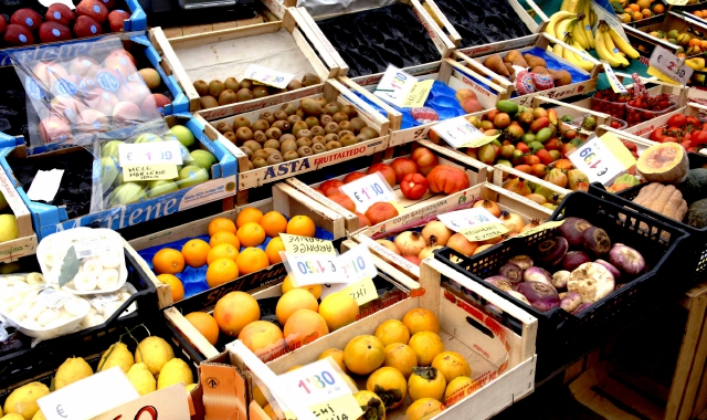 In vendita frutta scaduta, chiuso negozio di Busto