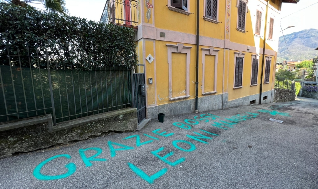 Gemonio, scritte davanti alla casa di Bossi