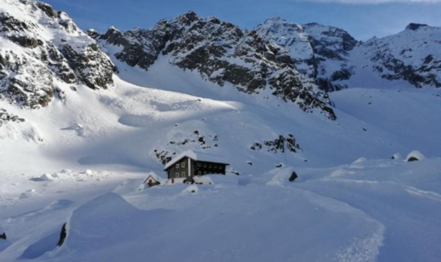 Il rifugio Zamboni Zappa quest’anno compie cento anni (foto Instagram @Macugnagram)
