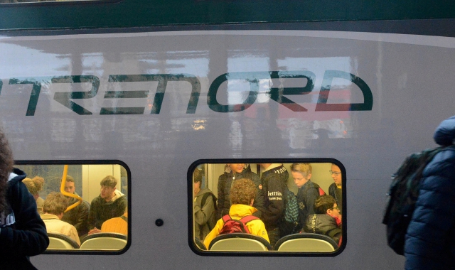 Atto vandalico, il treno non parte: pendolari esasperati