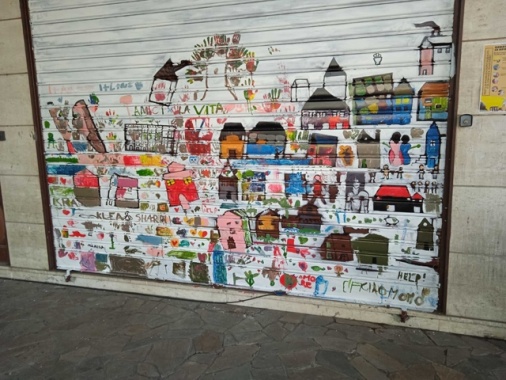 I bambini di Asti con i loro disegni cancellano le svastiche
