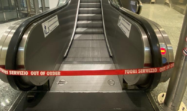 Scale mobili e bagni fuori uso a Malpensa