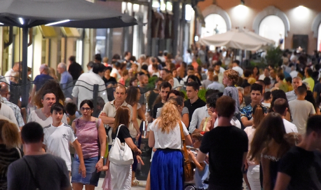 Un’immagine del centro di Legnano in una serata d’estate, quando la città attira tantissime persone dai Comuni vicini (Pubblifoto)