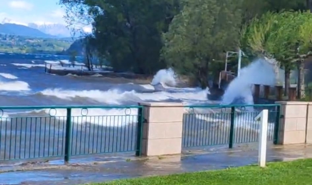 Lago Maggiore “arrabbiato” a Ranco (foto Facebook - Pro Loco di Ranco)