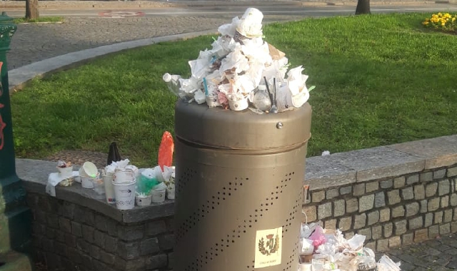 Turisti incivili, Arona invasa dai rifiuti