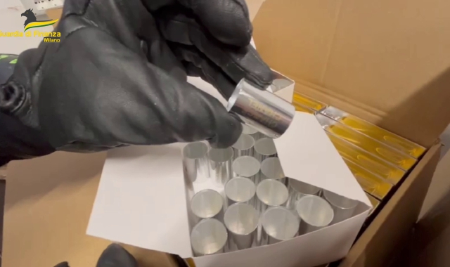 Le confezioni di profumi contraffatti