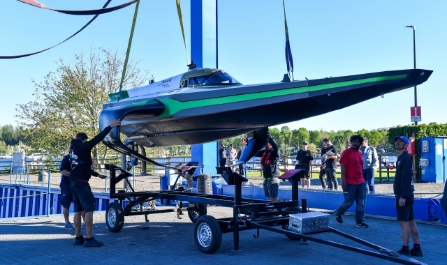 Una delle barche elettriche presentate alla Marina di Verbella (foto Blitz)