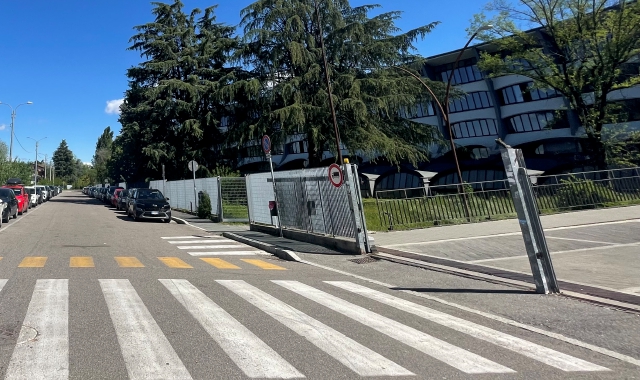 L’ingresso del plesso che ospita Facchinetti e sede staccata del Verri. Sotto la dirigente e il suo vice, Bressan e Santoro