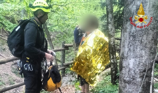 La giovane è stata soccorsa nei pressi delle Marmitte dei giganti, lungo il Vellone