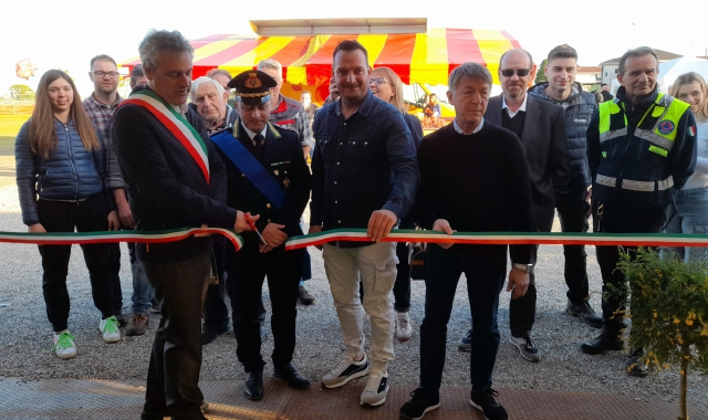 Il taglio del nastro che ha inaugurato la fiera