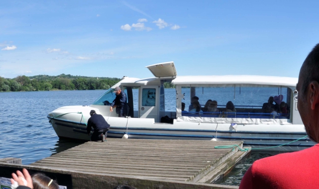 Il battello elettrico solcherà di nuovo le acque del lago di Varese toccando le varie sponde? A lato, una veduta dell’Isolino Virginia