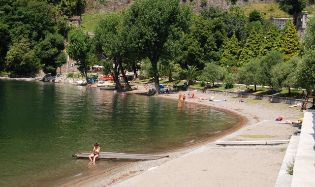 La spiaggia del Lido di Cannero (Foto Archivio)