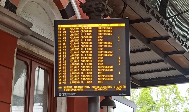 Il tabellone della stazione di Varese Nord questa mattina
