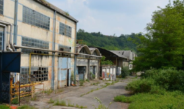 L’ex cartiera accanto al Ponte di Vedano fu anche teatro di rave proibiti (Foto Redazione)