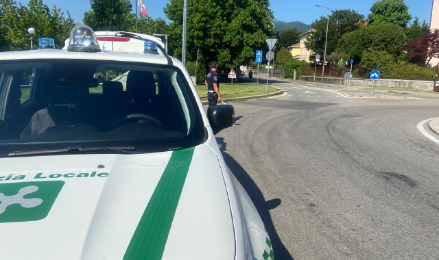 Gli agenti della Polizia locale hanno rintracciato l’automobilista (foto Archivio)