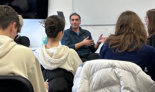 Gli studenti del Cairoli durante l’incontro con Luca Longo