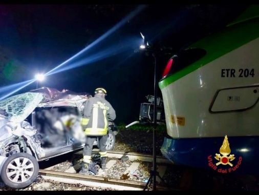 Donna morta in auto sotto un treno