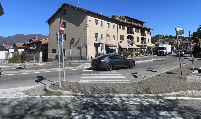 Uno scorcio di Bobbiate e Laura Ponzin, referente del gruppo di controllo di vicinato. «Organizziamo un incontro pubblico»