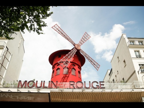 Parigi, cadute le pale del Moulin Rouge, nessun ferito