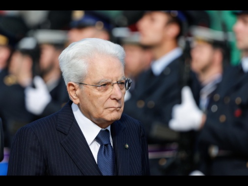 25 Aprile: Mattarella depone una corona al Milite ignoto