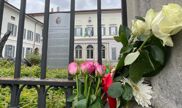 Fiori e bandiere a mezz’asta in municipio a Castellanza (foto Domenico Ghiotto - Agenzia Blitz)