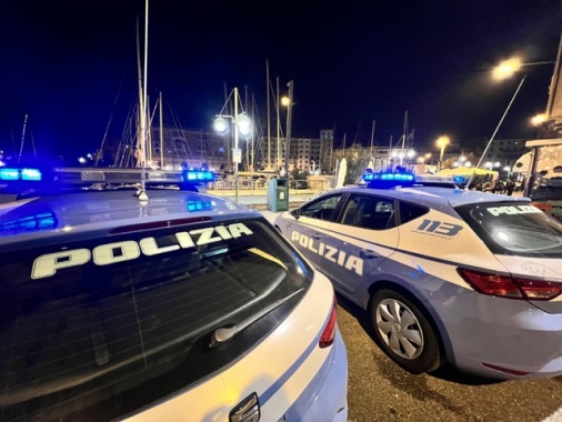 Polizia irrompe in una casa, uomo ferito da colpo pistola