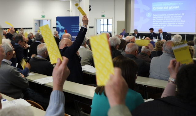 I soci della Bcc di Busto Garolfo e Buguggiate ieri al voto (Foto Blitz)