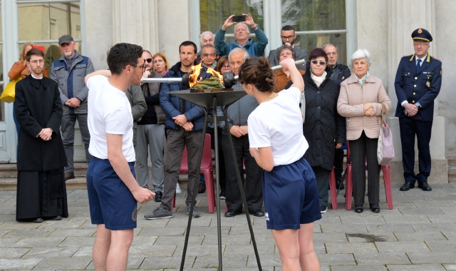 Due momenti del raduno di ieri pomeriggio nel cortile del municipio con i ragazzi dell’oratorio (Foto Blitz)