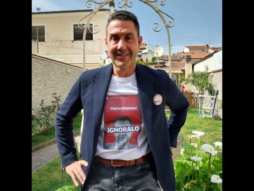 Vannacci replica al Pd, indossa t-shirt con il diktat 'ignoralo'