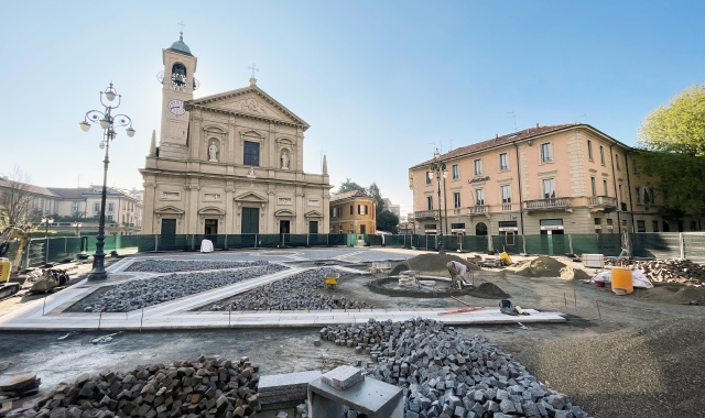 In alto l’interno del santuario, sopra i lavori in piazza Libertà(Blitz)