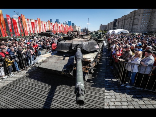 Mosca espone i 'trofei' di guerra occidentali presi in Ucraina