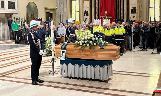 Chiesa stracolma per i funerali di Mirella Cerini a Castellanza (foto Blitz)