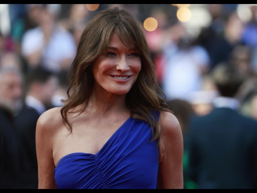 Carla Bruni interrogata nel caso dei fondi libici a Sarkozy