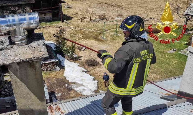 I vigili del fuoco sono intervenuti per placare l’incendio (Foto Vigili del Fuoco)