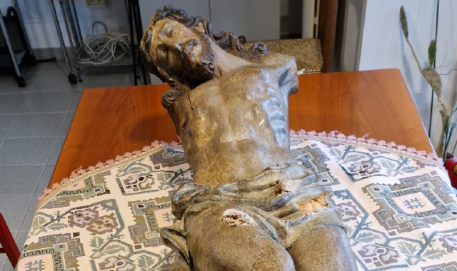 Varese, crocifisso del ‘500 cade e si rompe: «Salviamolo»